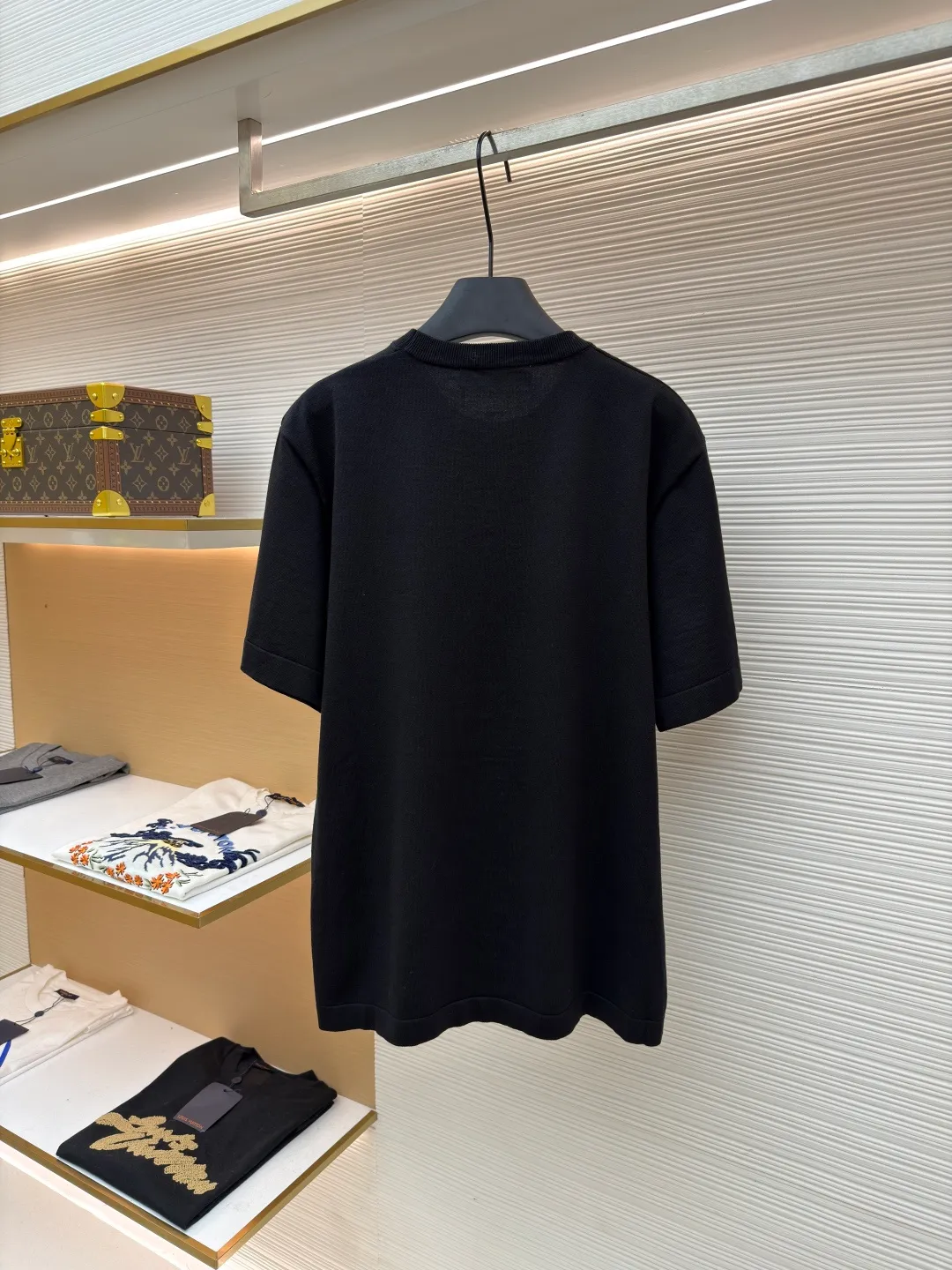 LOUIS VUITTON mushroom knitted intarsia round neck short-sleeved T-shirt ●Original version: 8950 purchase and development ●Item number: 1681455-A65 ●Material: pure cotton fabric ●Technology: knitted intarsia production ●Color: black ●Version: fitted version ●Weight: about 305 grams ●Size: XS-S-M-L ●Description: This T-shirt is made of high-quality knitted fabric, soft and crisp texture, black tone is classic and versatile. The round neck structure adopts precision hemming technology, and the neckline fits the neck and is not easily deformed. The mushroom pattern on the front adopts jacquard knitting technology, and the golden silk thread is integrated with the brand's classic logo. The texture is three-dimensional and delicate, highlighting the brand's high recognition. The body of the garment is sewn using industrial-grade flat seam technology. The stitches are smooth and even, and the stitches at the hem and cuffs are fine and firm. From the selection of knitted fabrics to the process control of jacquard patterns, every process reflects Louis Vuitton's pursuit of process precision and creative design. It not only retains the daily practicality of the T-shirt, but also shows the brand's light luxury recognition through the unique jacquard. It is a fusion of knitting technology and fashion design. The overall wiring is straight and delicate, the fabric is comfortable and soft, and the color is consistent without color difference. It can be matched with the same style to create a fashionable look and control various occasions. Customized accessories, complete with three standards, same style for men and women!